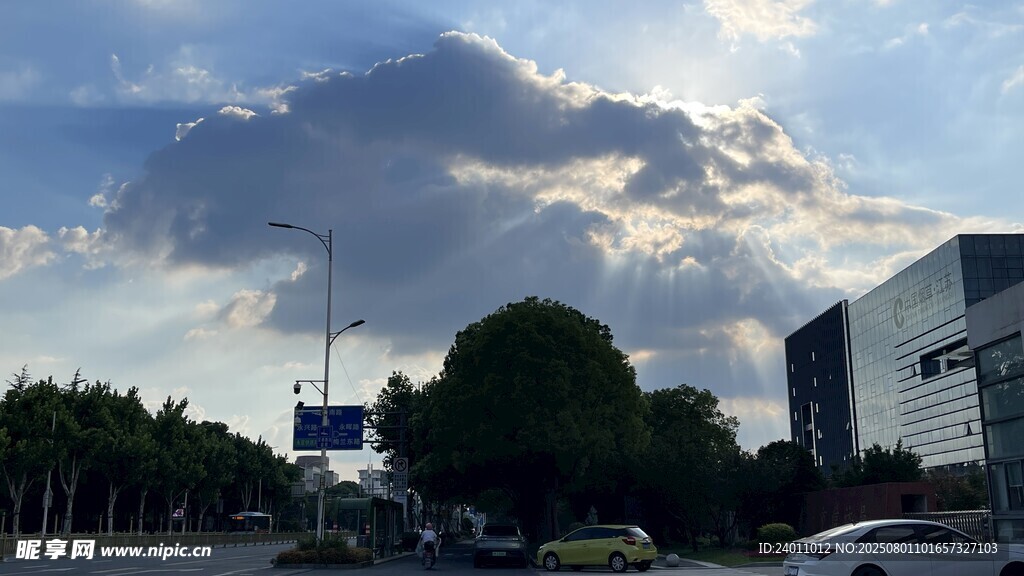 城市上空的壮丽云朵景观