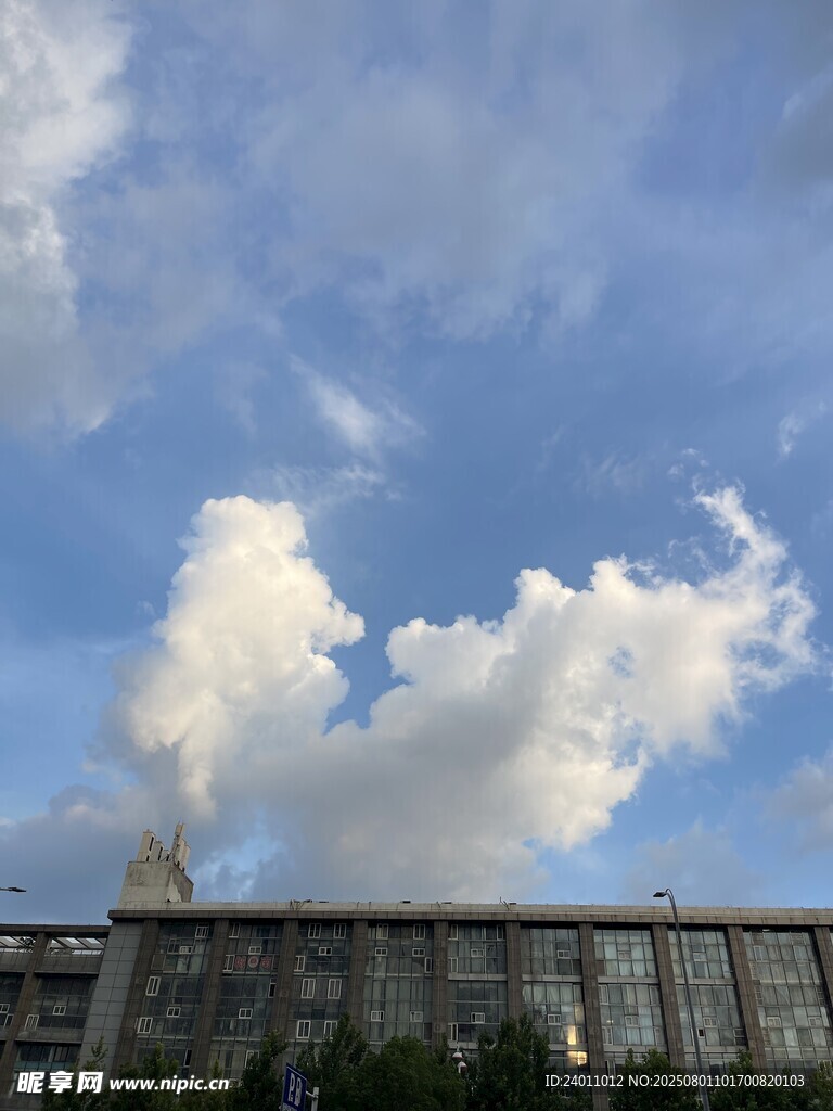 蓝天白云下的建筑景观
