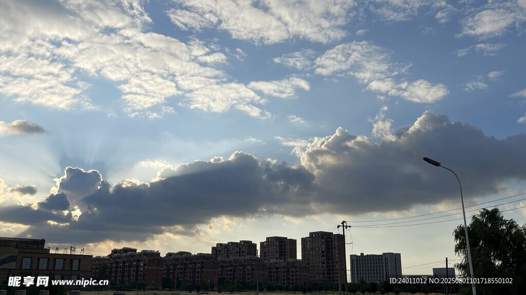 城市上空的美丽云朵景观