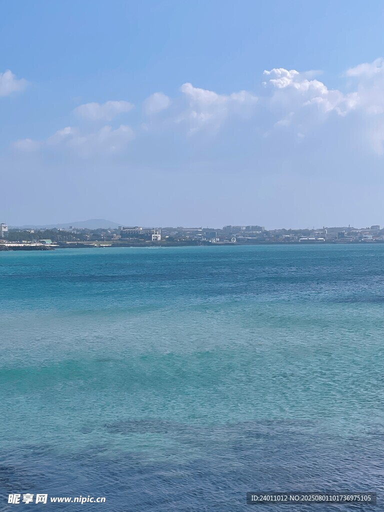 碧海蓝天的美丽海滨风光