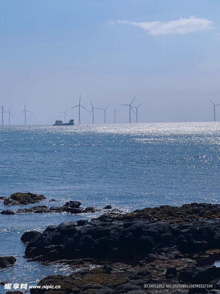 海边风光与远处风车船只