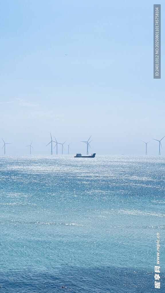 海上船只与远处风车景观