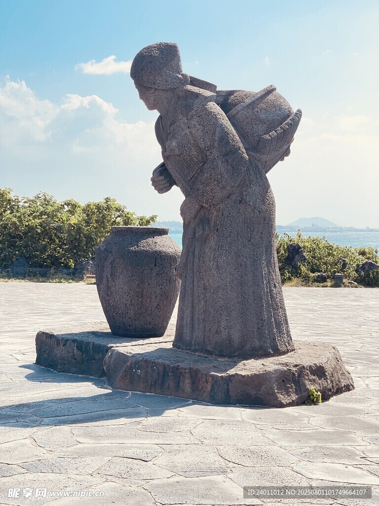 海边背篓妇女雕像