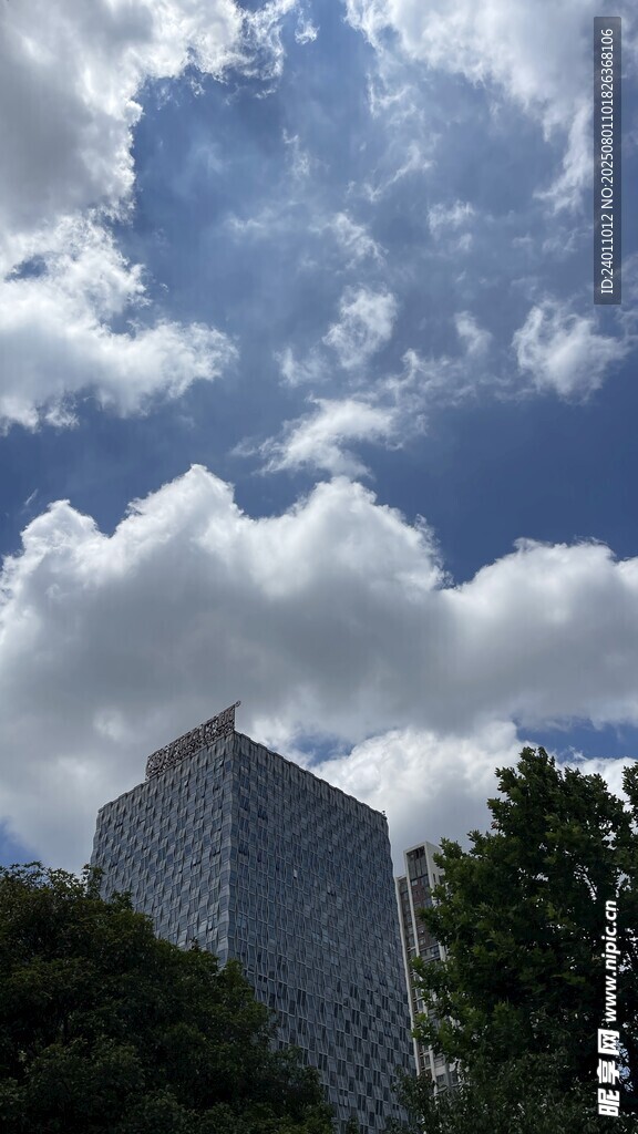 城市上空的云朵与高楼