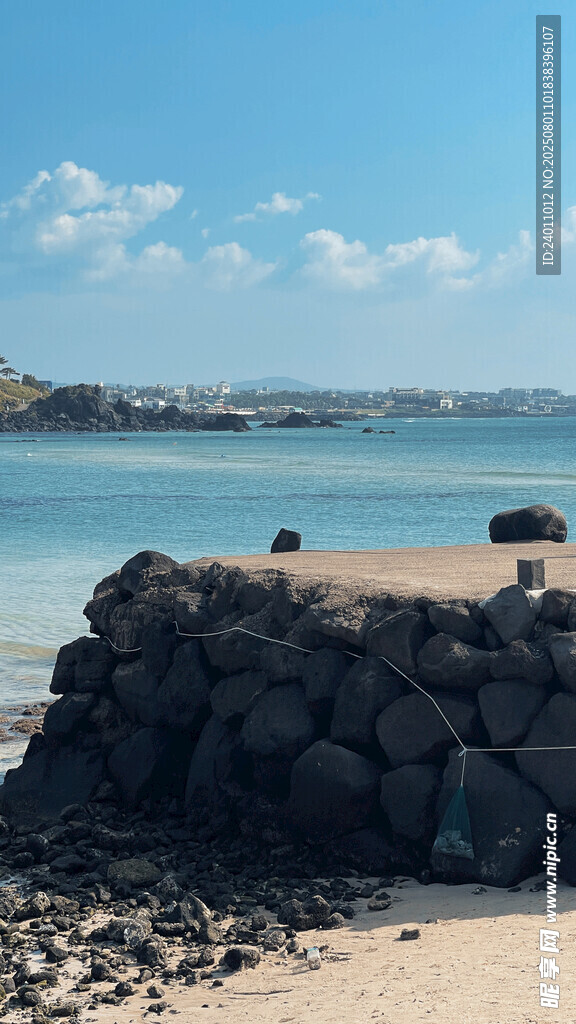 海边石堆与开阔海景