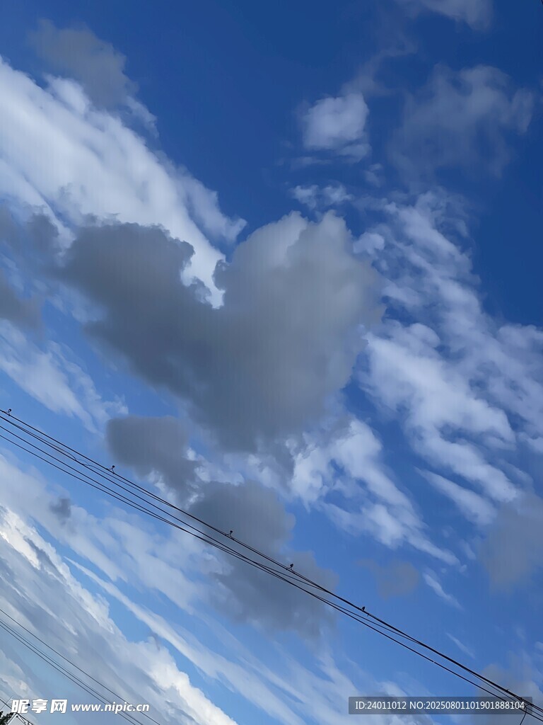天空中的心形云朵