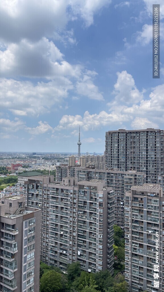 城市高楼与蓝天白云景观