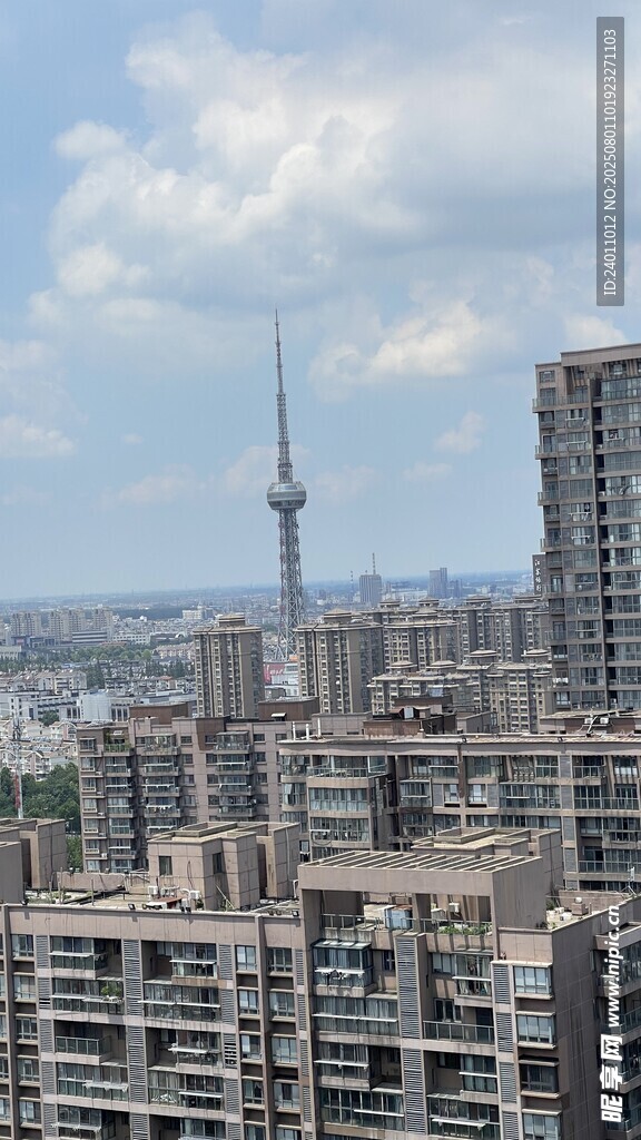 城市高楼与远处电视塔景观