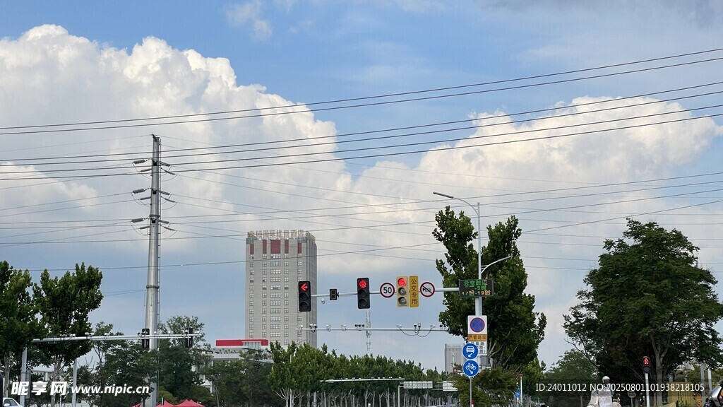 城市街景中的交通信号灯