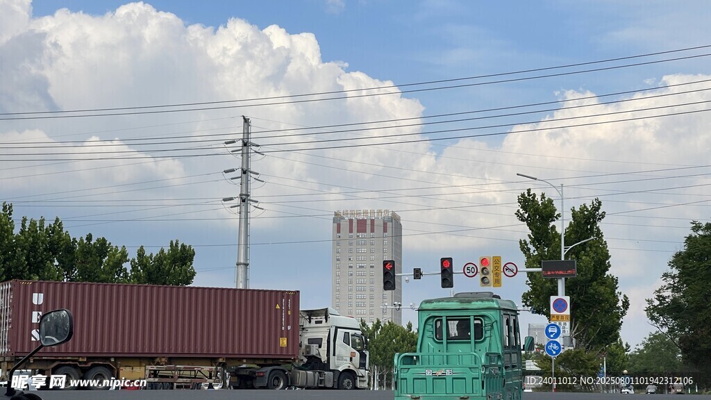 公路边的多彩建筑与树木