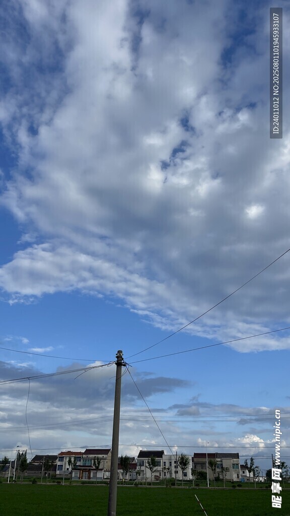 蓝天白云下的田野景象