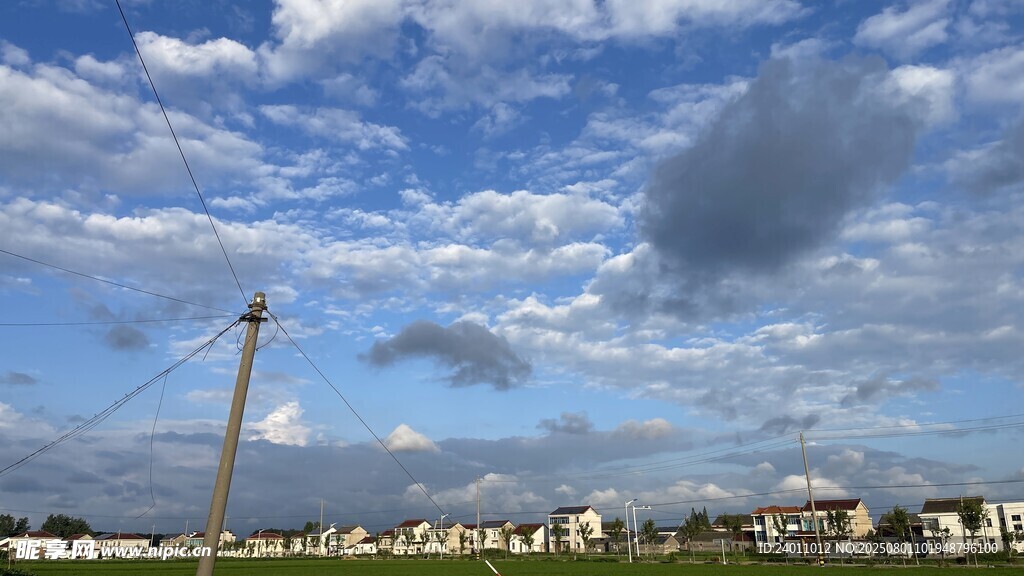城市上空的多云景象
