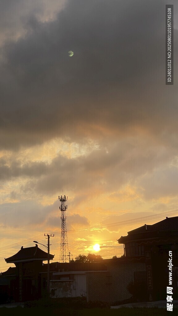 夕阳下的村落与通信塔