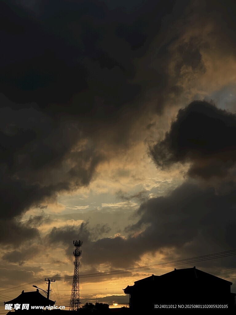 黄昏时乌云下的城市景象