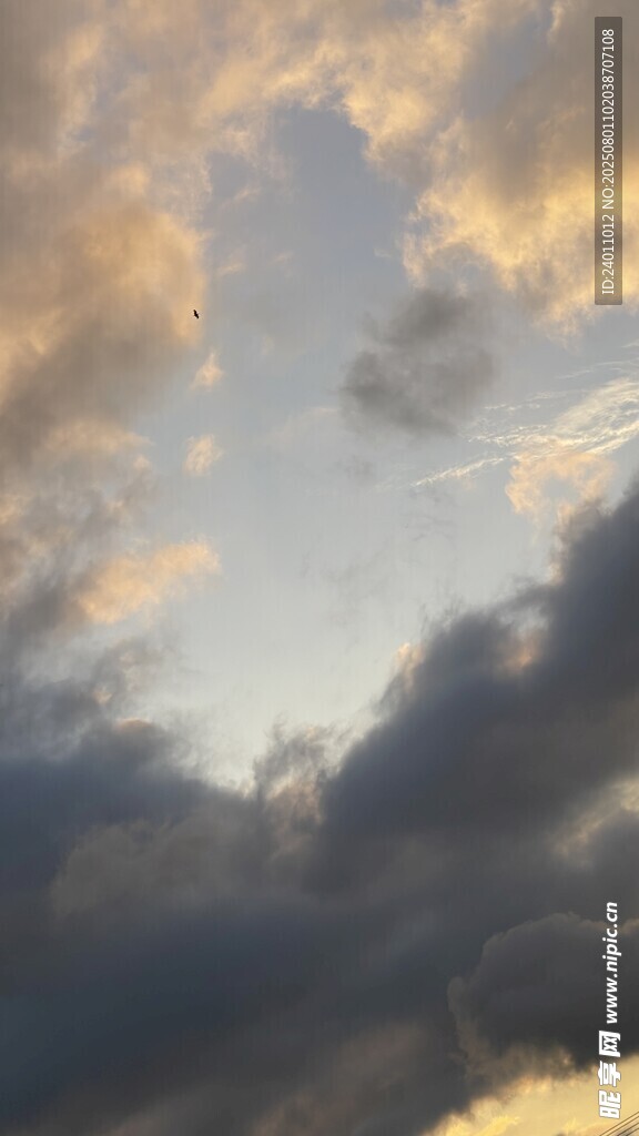 黄昏时分的绚烂天空
