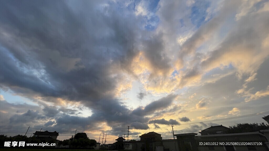夕阳下的绚烂云层
