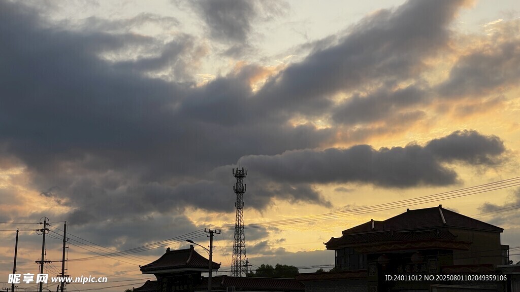 黄昏下的建筑与天空