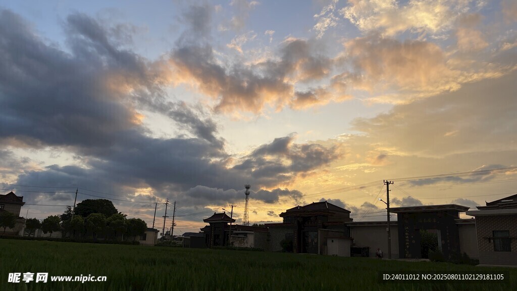 黄昏下的村庄与天空