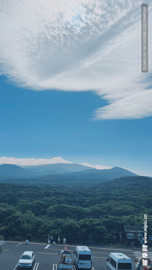停车场远眺青山蓝天