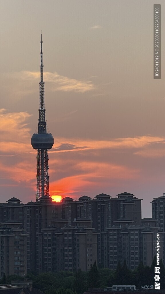 城市日落时的电视塔景观