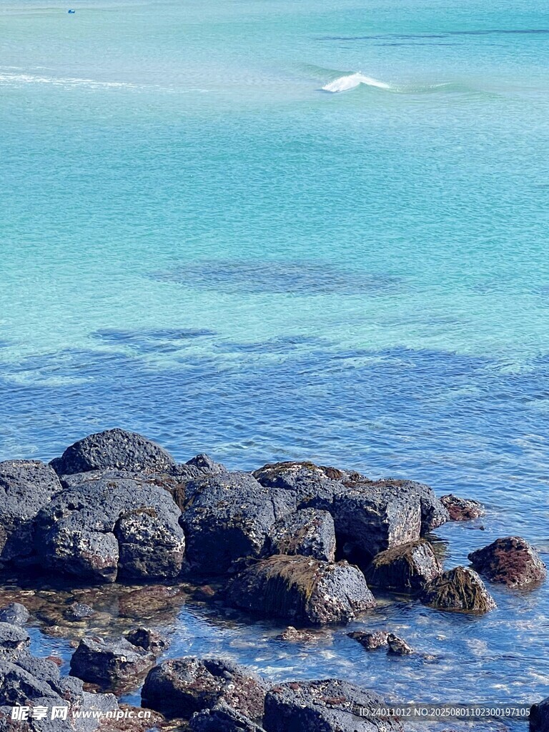 济州岛海边礁石与碧蓝海水景观