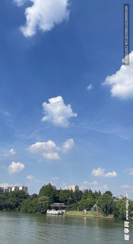 湖畔蓝天绿树美景