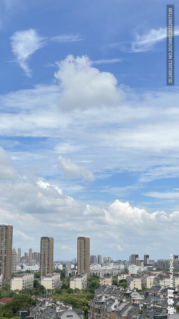 城市天际线与蓝天白云