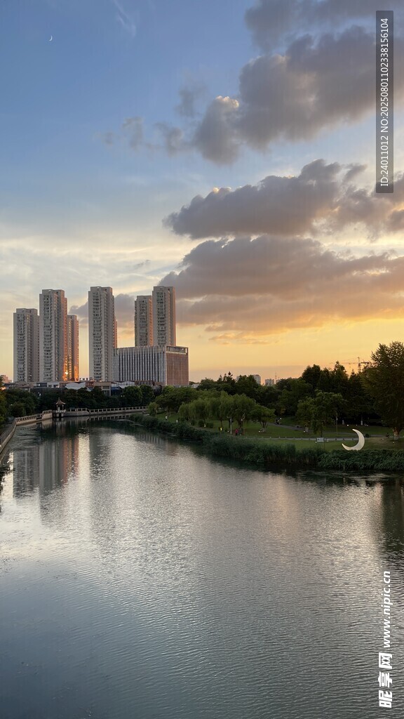 河畔城市黄昏美景