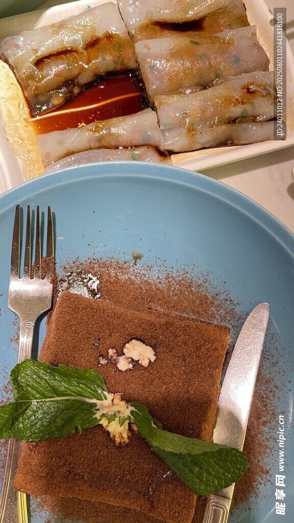 精致摆盘的美味餐食