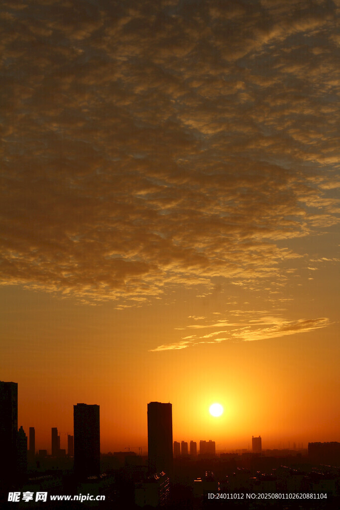 夕阳下的城市天际线