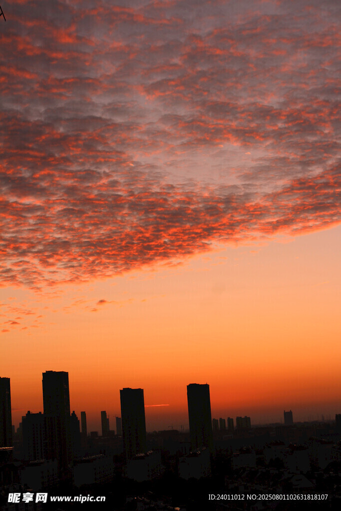 城市上空绚烂的日落景象