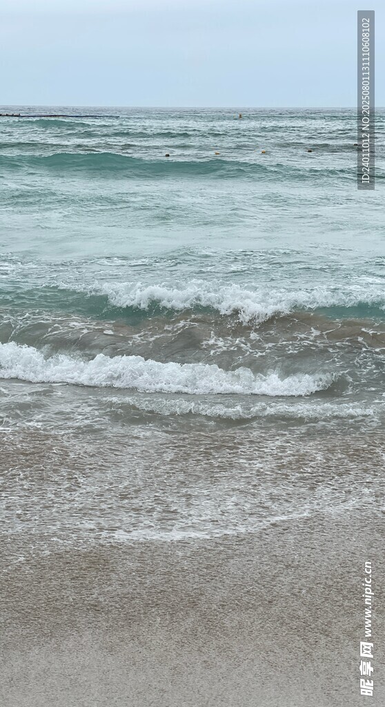 海边沙滩上的轻柔海浪