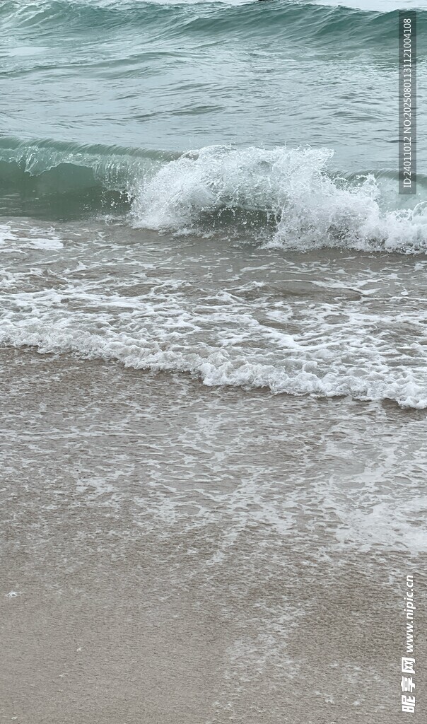 海浪轻拍沙滩的美丽瞬间