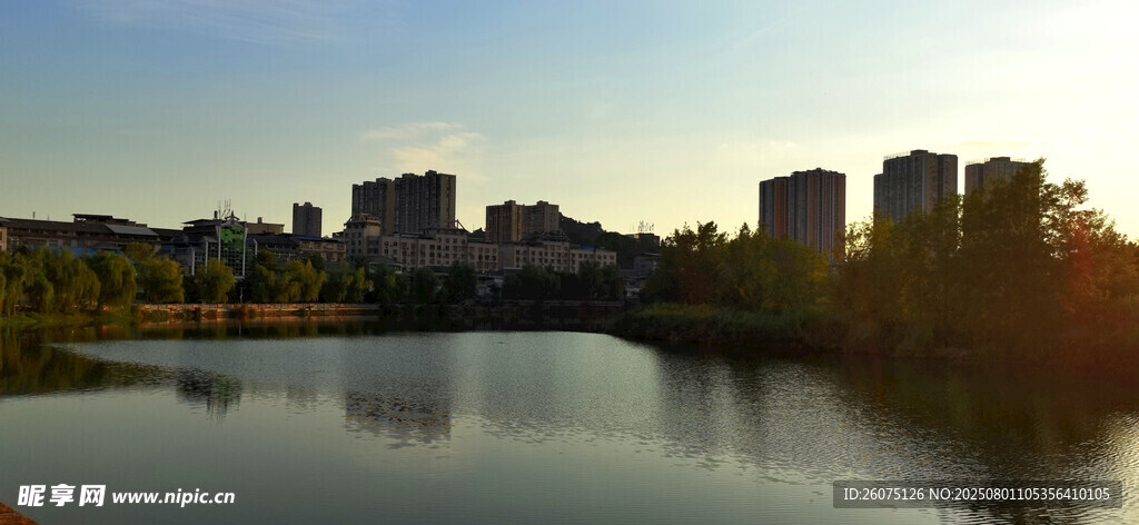 河畔城市风光