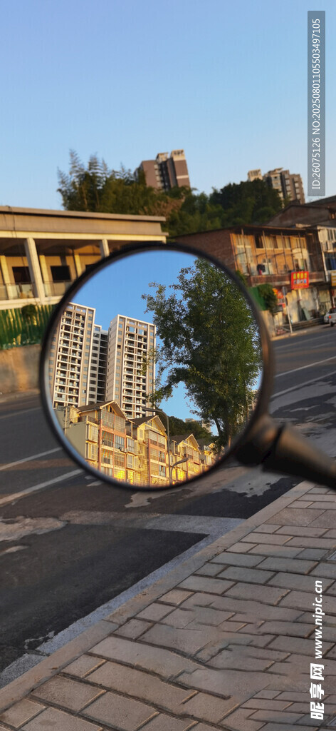 镜中城市风景独特画面
