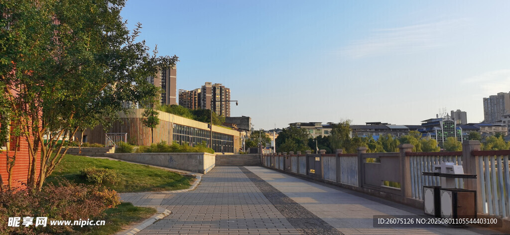 城市河畔风景与健康步道