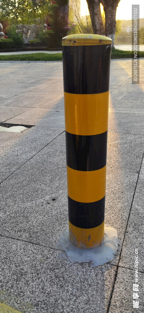 黑黄相间警示柱