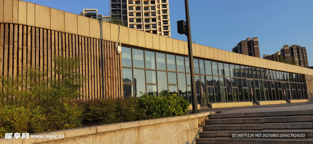 现代风格玻璃墙体建筑外观