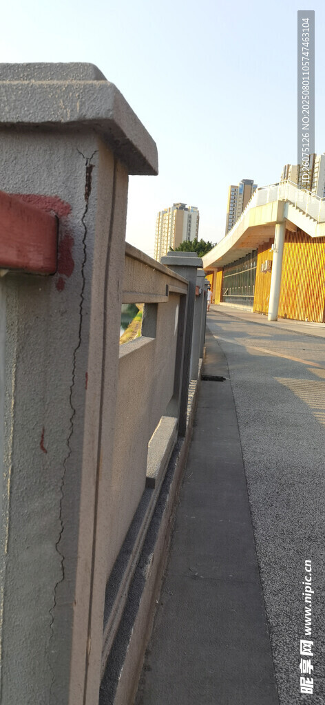 户外水泥围栏场景