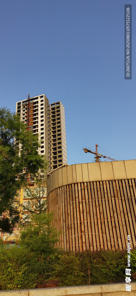 城市中独特的木质墙体建筑景观