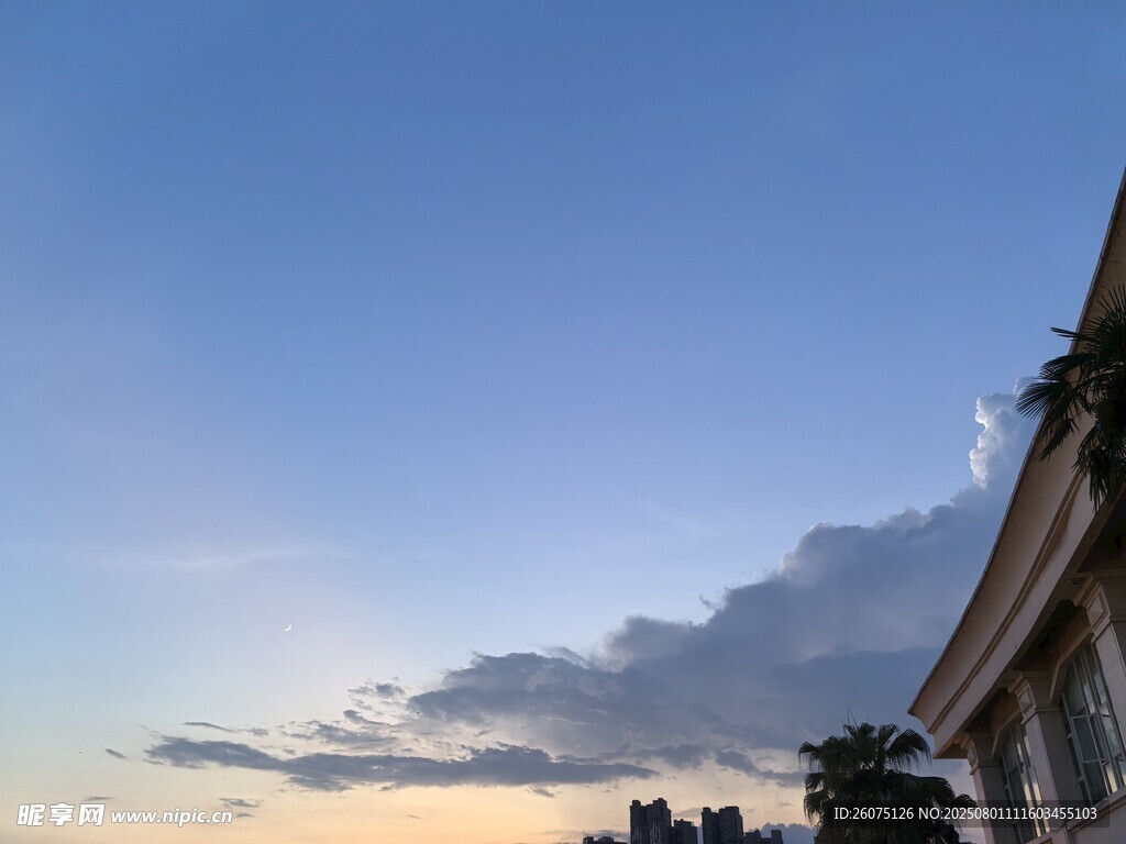 黄昏时的建筑与天边云彩