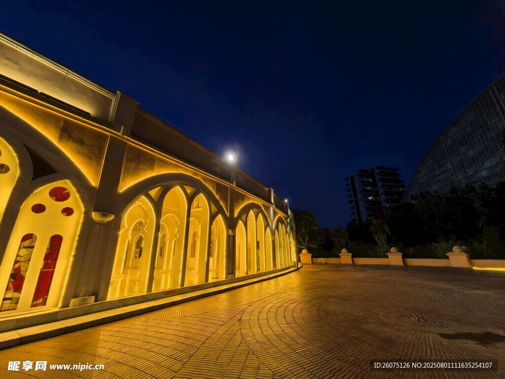 夜晚拱形建筑的璀璨景象