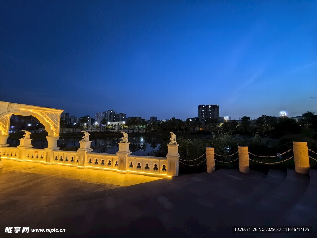 夜幕下的古建筑观景台