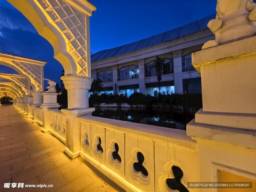 夜晚的华丽建筑走廊景观