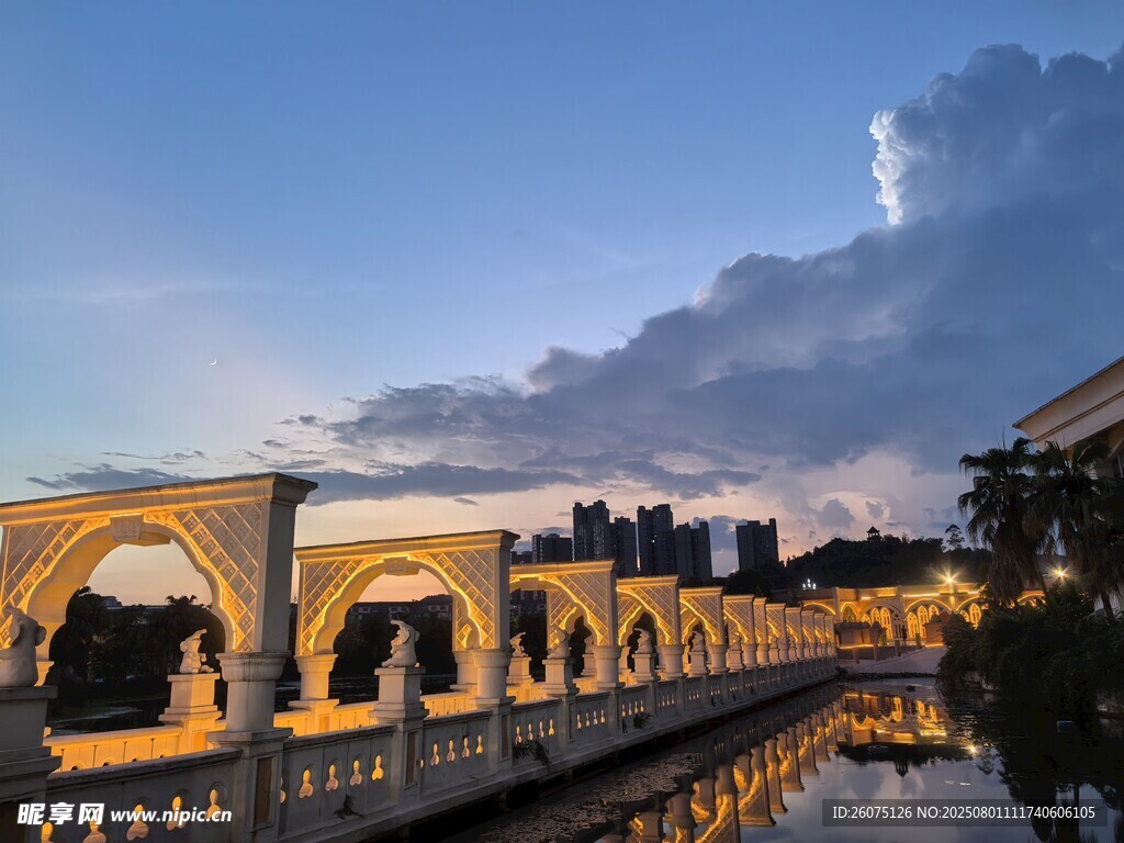 黄昏下的河畔拱桥美景