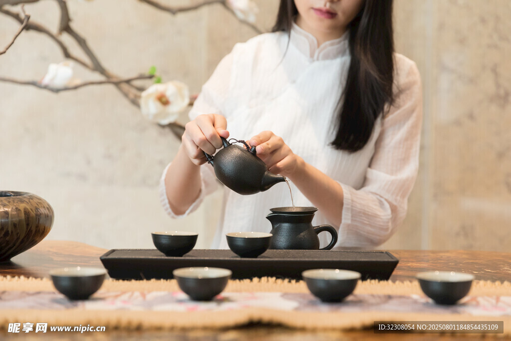 女子优雅演绎传统茶道