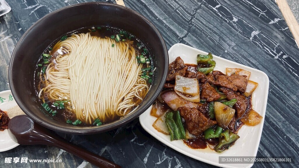 美味面食与炒菜组合