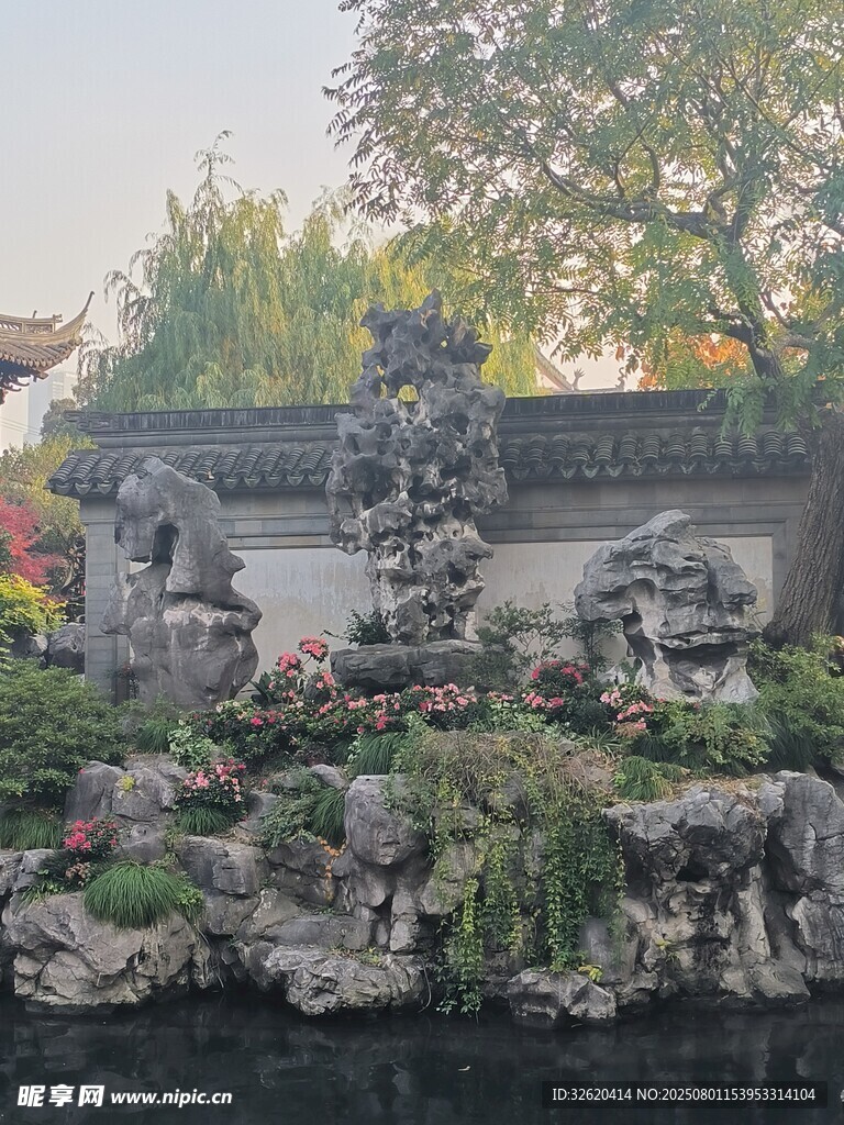 中式园林假山景观一角