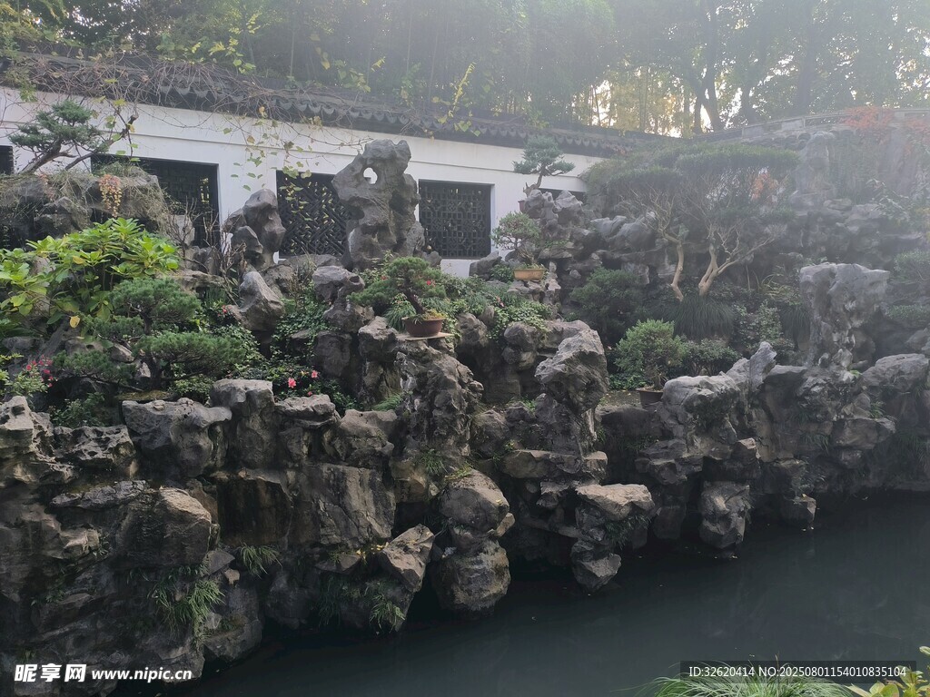 中式园林假山景观一角