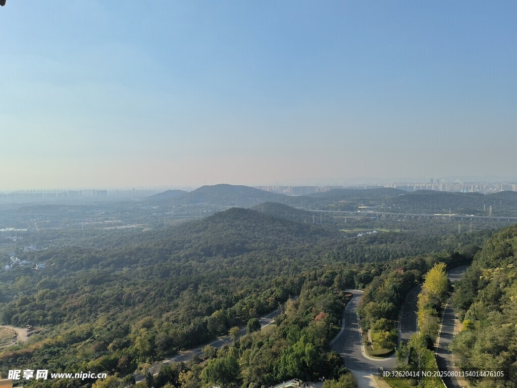 俯瞰葱郁山林美景